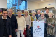 v. l.: VHS-Leiter Markus Krick, Johannes Wiechers (Erzählcafé-Teilnehmer), Lisa Stieler(Erzählcafé-Teilnehmerin), Angelika Canisius-Schlüter (2. Vorsitzende des Fördervereins der Stadtbibliothek Salzkotten), Gisela Buschmeier (Moderatorin), Heinz Claes (Erzählcafé-Teilnehmer), Dr. Margarita Hense (Moderatorin), Ulrich Berger (Bürgermeister der Stadt Salzkotten) und Maria Breuer (Leiterin der Stadtbibliothek Salzkotten)