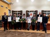 Bürgermeister Ulrich Berger (1.v.l.) und der Vorsitzender des Jugend-, Kultur- & Sportausschusses des Rates der Stadt Salzkotten René Scherf (1.v.r.) freuen sich mit den Geehrten (v.l.n.r.) Konrad Syring und Maria Santüns (Projektgruppe Thüler Höfe, Heimat-Preis), Judith Ewers (Volkstanzgruppe Holsen-Mantinghausen, Kulturpreis 2022), Marlies und Johannes Sandbothe (Initiative Alter Trafoturm Holsen, Heimat-Preis) sowie Monika Breithaupt und Thomas Rimpel (Singgemeinschaft Salzkotten, Kulturpreis 2020).