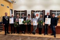 Bürgermeister Ulrich Berger (1.v.l.) und der Vorsitzender des Jugend-, Kultur- &amp; Sportausschusses des Rates der Stadt Salzkotten René Scherf (1.v.r.) freuen sich mit den Geehrten (v.l.n.r.) Konrad Syring und Maria Santüns (Projektgruppe Thüler Höfe, Heimat-Preis), Judith Ewers (Volkstanzgruppe Holsen-Mantinghausen, Kulturpreis 2022), Marlies und Johannes Sandbothe (Initiative Alter Trafoturm Holsen, Heimat-Preis) sowie Monika Breithaupt und Thomas Rimpel (Singgemeinschaft Salzkotten, Kulturpreis 2020).