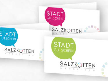 Die drei Farbversionen des Stadtgutscheins magenta, blau und grün