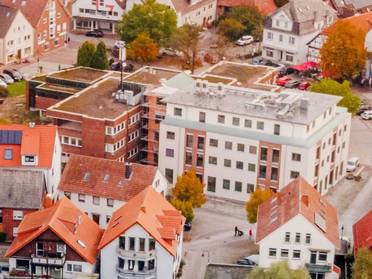 Luftaufnahme von der Innenstadt mit Blick auf das Rathaus mit Marktplatz und die meist roten Dächer der weißen Häusern der Innenstadt
