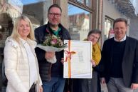 Von links: Geschäftsführerin von Salzkotten Marketing Stefanie Herting, 1. Vorsitzender des Verkehrsvereins Salzkotten Dirk Witulski, Inhaberin von „Hereinspaziert“ Michaela Kolbe und Bürgermeister Ulrich Berger