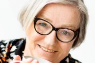 Mechtild Borrmann mit Kaffeetasse in der Hand