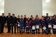 Die Mitglieder der Jugendfeuerwehr stehen nebeneinander und halten ihre Auszeichnungen in den Händen