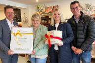 Bürgermeister Ulrich Berger, Floristin Maike Koch, Stefanie Herting (Geschäftsführerin Salzkotten Marketing) sowie Simon Hüppmeier (Medienbeauftragter Verkehrsverein Salzkotten)