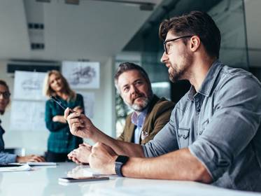 Zwei Männer an einem Tisch bei einem Meeting